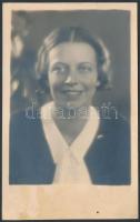 cca 1910 Hölgy portréja, fotólap, Rónai Dénes (1875-1964) műterméből, védőpapírral, 13,5×8,5 cm