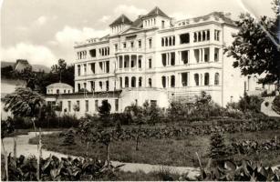 11 MODERN magyar városképes lapok, több fekete fehér képeslap, s több balatoni városképes lap, vegye...