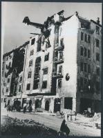 1945 Bp., Kilőtt német repülőgép roncsa, MTI fotó későbbi előhívása, hátoldalon feliratozva, 12x9 cm