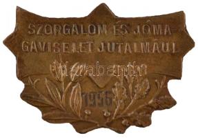 1956. "Szorgalom és jó magaviselet jutalmául" aranyozott fém jelvény (26x18mm) T:2