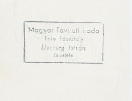 cca 1960-1970 Hajómakettek építése, MTI fotó, 4 db pecséttel jelzett, 18x13 cm