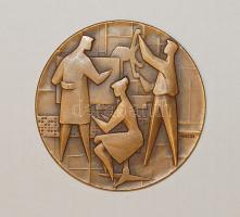 Nagyalakú szocreál Br plakett. Szign:Vincze T:2