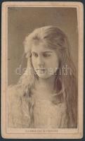 Márkus Emília (1860-1949) színésznő fiatalkori fényképe, budapesti műteremből (Ellinger Ede és Testvére), hátulján feliratozva, 10,5×6,5 cm