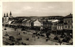 Marosvásárhely, Széchenyi tér, Kalap Király üzlete, Szabó Sándor étterme, automobile / square, shops, restaurant, automobile