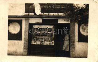 Azonosítatlan magyar város, Kézimunka előnyomda üzlet, photo (EK)