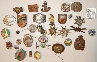 34db klf turistajelvény, benne bot és sapkajelvények, kitűzők, főleg svájci és osztrák, régi és új, jobbakkal