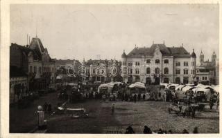 1938 Léva, bevonulás, Fő tér, piac, Vámos, Pál L., Singer, Ignác Trebitsch és Borcsányi és Csernák üzlete  / entry of the Hungarian troops, main square, market, shops, automobile, 'vissza' So. Stpl