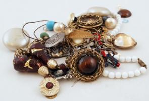 Kb. 18 db-os bizsu tétel, benne 1 db működő női karórával, láncokkal, klipszekkel, medálokkal, gyűrűvel