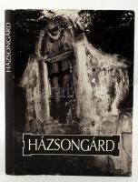 Lászlóffy Aladár: Házsongárd. Fényképezte Kántor László. Bp., é.n., Helikon. Kiadói karton kötésben fedőborítóval.