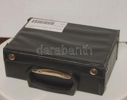 Bőrönd formájú műanyag kazetta, benne 7 db plüssbevonatú műanyag tálca klf. méretű pénzek tárolására, külső méret 24x18x8 cm