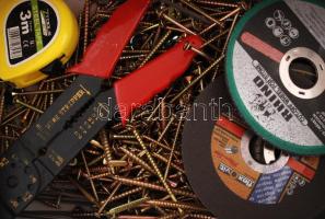 Vegyes barkács tétel: 2 kg csavar, vágókorong, centi, reszelők, plombáló