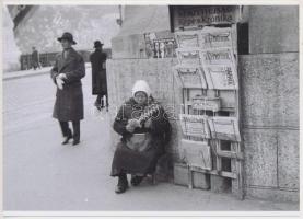 cca 1930 Budapest, Újságárus az Erzsébet híd budai hídfőjénél, régi negatívról készült modern nagyítás, 13x18 cm