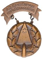 ~1970. "Az Építőipar Kiváló Dolgozója" Br kitüntetés eredeti tokban, egyik lánc elszakadt T:2-