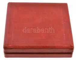 ~1970. "Az Építőipar Kiváló Dolgozója" Br kitüntetés eredeti tokban, egyik lánc elszakadt ...