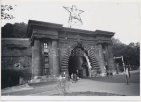 cca 1950 Budapest, A Várhegy alatt átvezető alagút vörös csillaga, Kotnyek Antal (1921-1990) fotóriporter hagyatékában őrzött negatívról modern nagyítás, 13x18 cm