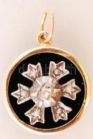 Arany foglalatos onix medál, ezüst virággal benne barokk gyöngyökkel, középen más kővel, Au., br.:3,1gr.,  d:1,6cm/ Gold,onyx pendant, silver baroque pearls with flowers in it, in the middle of other stones, Au br.. 3,1gr, d. 1,6cm