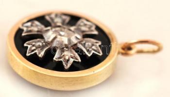 Arany foglalatos onix medál, ezüst virággal benne barokk gyöngyökkel, középen más kővel, Au., br.:3,...