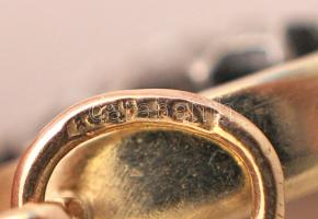 Arany foglalatos onix medál, ezüst virággal benne barokk gyöngyökkel, középen más kővel, Au., br.:3,...