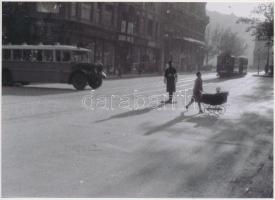 cca 1925 Budapest, villamos, autóbusz és forgalom irányító rendőr, korabeli negatívról készült modern nagyítás, 13x18 cm