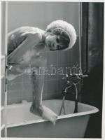 cca 1960 Pucér lányok, 4 db finoman erotikus fénykép, 24x18 és 24x11 cm közötti méretben /
cca 1960...