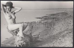 cca 1960-1970  Dunai sellő, finoman erotikus fénykép, 11x18 cm / erotic photo