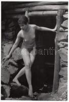 cca 1970-1980 Erdei menedékház előtt, finoman erotikus aktfotó / erotic photo, 18x12 cm