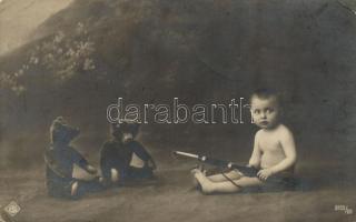 Kisgyerek játékpuskával és játékmedvékkel / photo of a little child with pop-gun and teddy bears (EK)