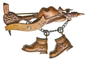 DN Alpesi fém turista jelvény, csákány, kalap és bakancsok (47x20mm) T:2,2- ND Alpine hiking badge with pickaxe, hat and boots (47x20mm) C:XF,VF