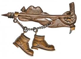 DN Alpesi fém turista jelvény, csákány, kalap és bakancsok (47x20mm) T:2,2-
ND Alpine hiking badge ...