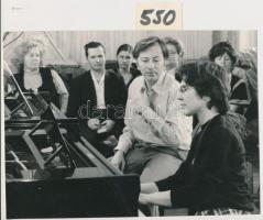 cca 1970 Vásári Tamás a Magyar Televízió "Mesteriskola" c.műsor forgatásán, verzón feliratozva, 13x18cm