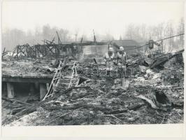 1986. március 3. A hévízi tófürdő épületeinek maradványai a tűzvész után, 4 db feliratozott sajtófot...