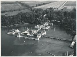 1967 Járai Rudolf (1913-1993) fotóriporter pecséttel jelzett vintage légifotója Hévízfürdőről, feliratozva, 18x24 cm