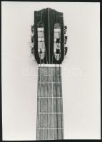 cca 1985 Koncz György fotósorozata egy gitár húrozásáról, 4 db fotó (kettő pecséttel jelzett), 21x15 cm