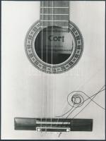 cca 1985 Koncz György fotósorozata egy gitár húrozásáról, 4 db fotó (kettő pecséttel jelzett), 21x15...