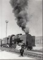 cca 1970 Még füstölnek a gőzmozdonyok... Sopron Rendező,  fotó: Finta Béla, verzón feliratozva, 18x13cm