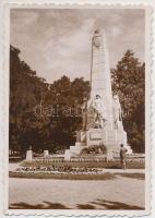 1935 Debrecen, Koronával, címerrel díszített katona emlékmű, rajta két évszám 1736-1918, 9x6 cm