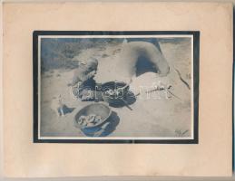 cca 1920 Az őrizetlenül hagyott falusi tűzhely esete, 11x17 cm, karton 19x25 cm