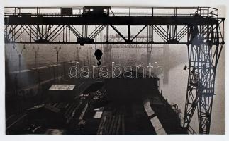 cca 1960 Ujvári Béla: Dunai hajógyár, feliratozott vintage fotóművészeti alkotás, 24x40 cm