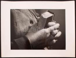 cca 1955 Medgyesi László (Kecskemét): Öreganyám, feliratozott vintage fotóművészeti alkotás, egyik sarkán kis szakadással, 30x40 cm