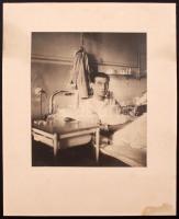 cca 1930 Kórházi ágyon, 20x17 cm, karton(foltos) 30x25 cm