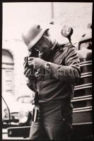 cca 1965 Balásy Pál: Tűzoltó riporter, feliratozott vintage fotó, 40x26 cm