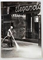 cca 1975 Balásy Pál: Elegancia, budapesti életkép, feliratozott vintage fotó, 40x29 cm