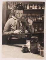 cca 1955 Krisch Béla (Kecskemét): Laboratóriumban, feliratozott vintage fotóművészeti alkotás a szerző hagyatékából, felületén törésnyomokkal, 40x30 cm