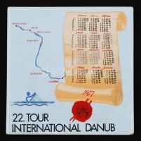1977 22. Tour International Danub, naptárral díszített kajakos emlékcsempe, 15×15 cm