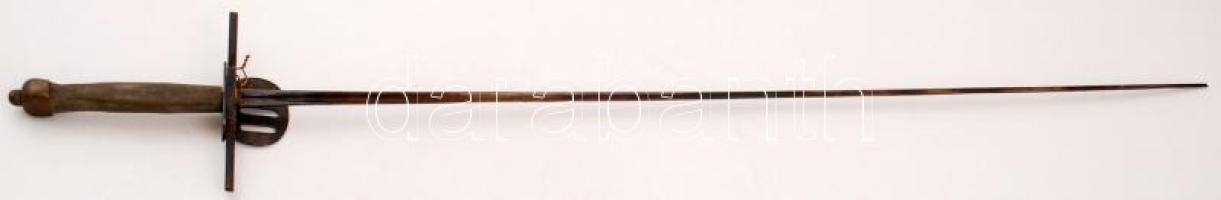 Régi gyakorló vívókard, laza keresztvassal, fa markolat rátéttel, rozsdás, pengehossz: 88 cm, teljes hossz: 103,5 cm