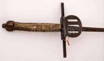 Régi gyakorló vívókard, laza keresztvassal, fa markolat rátéttel, rozsdás, pengehossz: 88 cm, teljes...