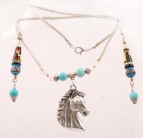 Lófejes medállal díszített nyaklánc inka stílusú fülbevalópárral, lófejes díszdobozban, doboz mérete...