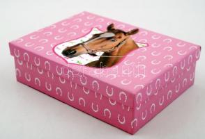 Lófejes medállal díszített nyaklánc inka stílusú fülbevalópárral, lófejes díszdobozban, doboz mérete...