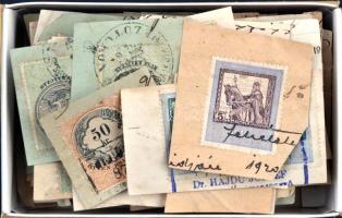 1880-1920 ~200 db okmánybélyeg kivágásokon, kis bonbonos dobozban ömlesztve