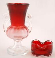 Kétrétegű Bohemia piros-fehér füles üvegváza, jelzés nélkül, hibátlan, m: 20 cm; Kétrétegű piros-fehér dekoratív hamutartó, jelzés nélkül, hibátlan, d: 9 cm